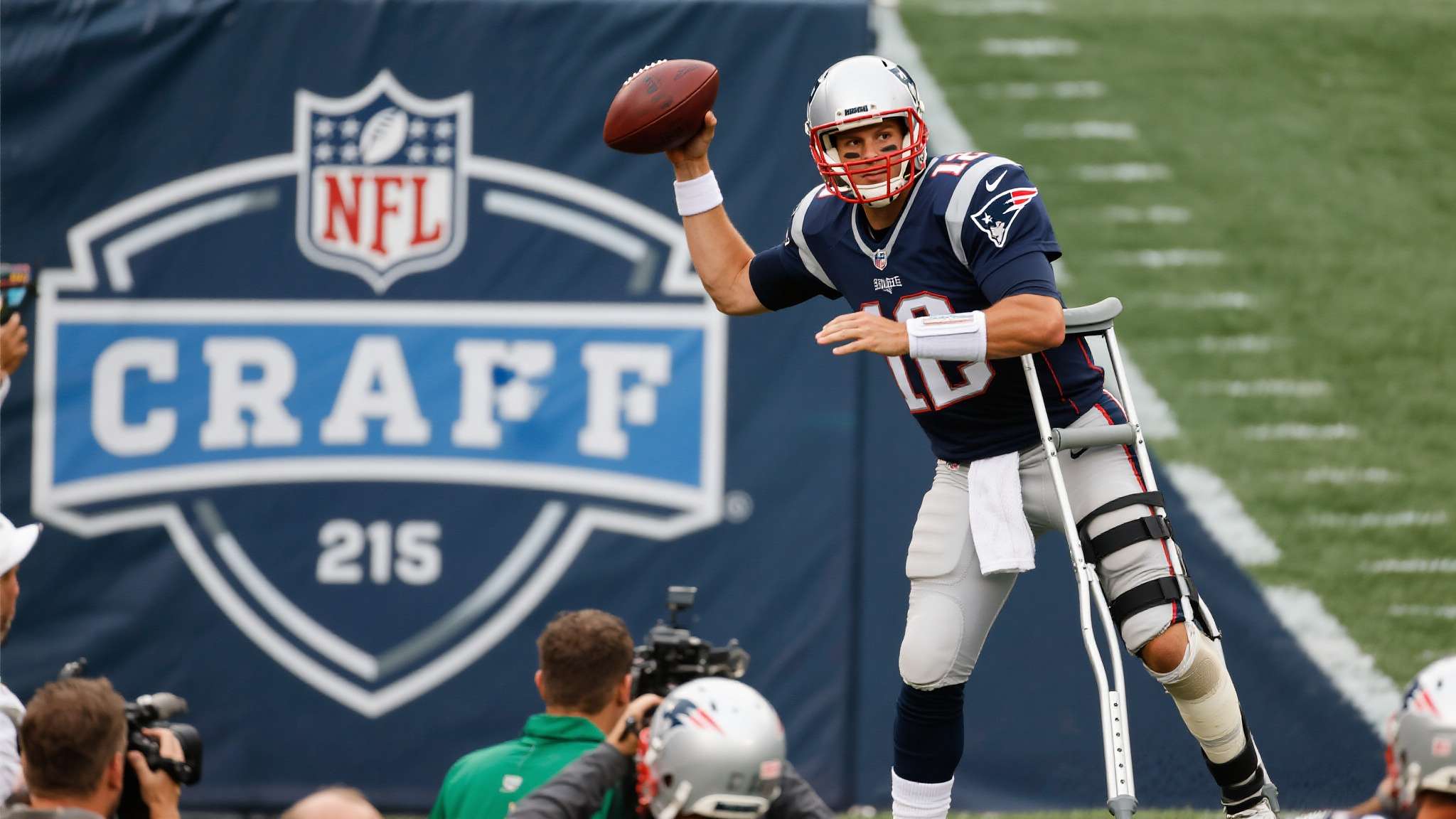 让人联想到NFL历史上的一则著名案例。一名状元四分卫刚进联盟签下天价合同时备受追